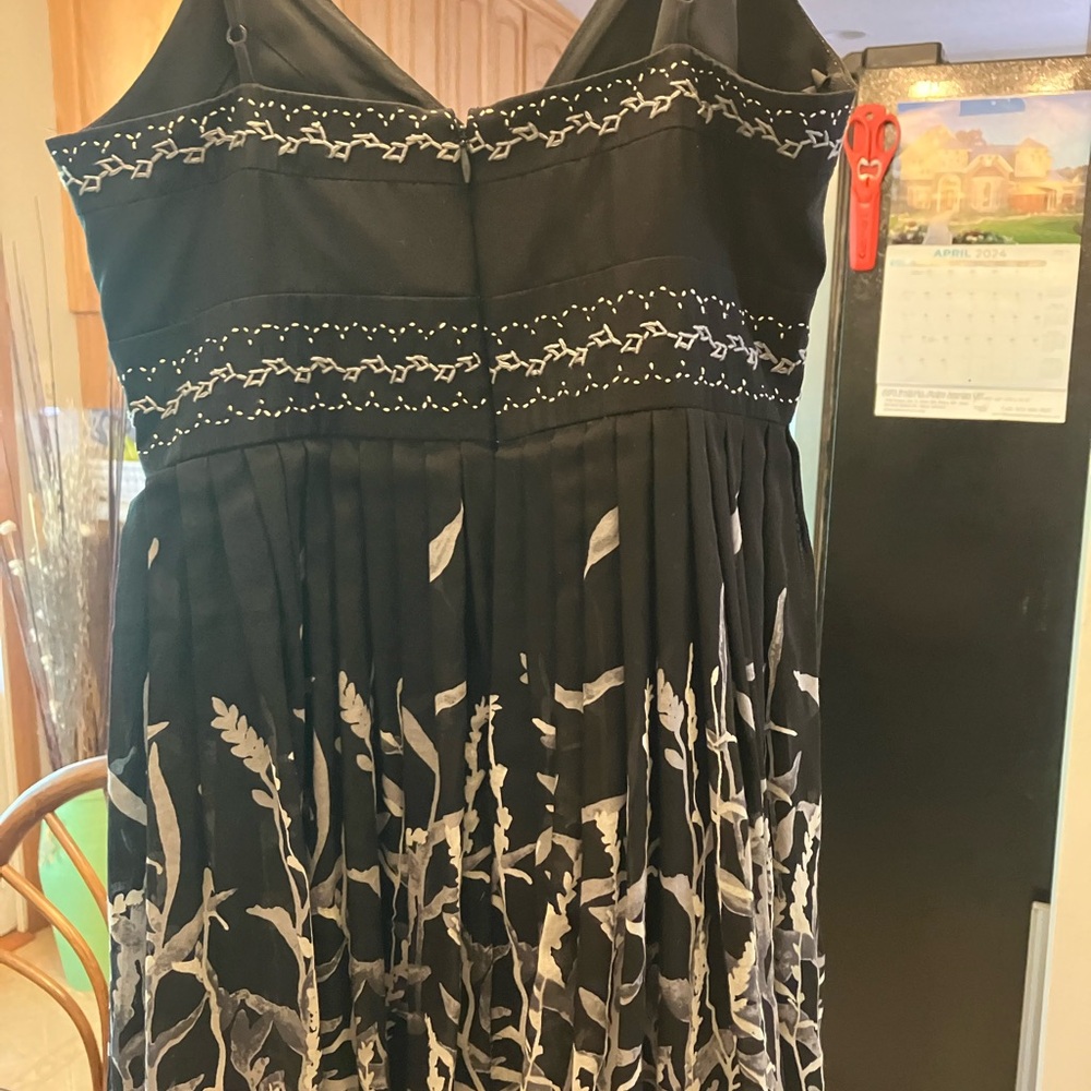$119 BCBG MaxAzaria black & white floral pleated cocktail dress tulle hem Size 2 - Picture 5 of 12